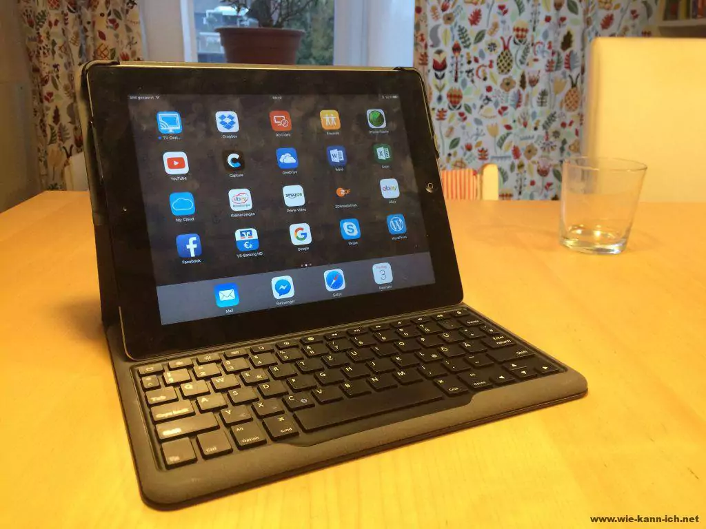 Foto eines iPads mit Bluetooth-Tastatur