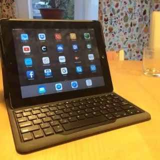 Foto eines iPads mit Bluetooth-Tastatur